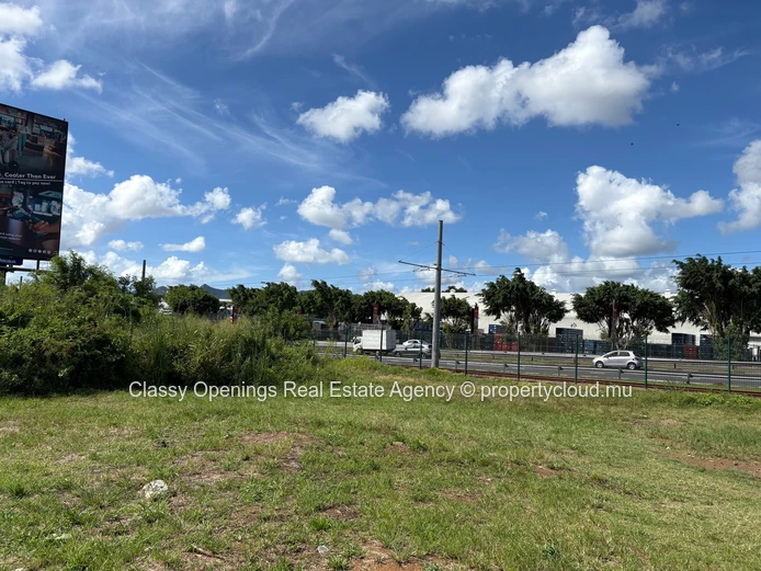 Terrain commercial 3 670 m² à Sodnac — bord de route, proche commerces