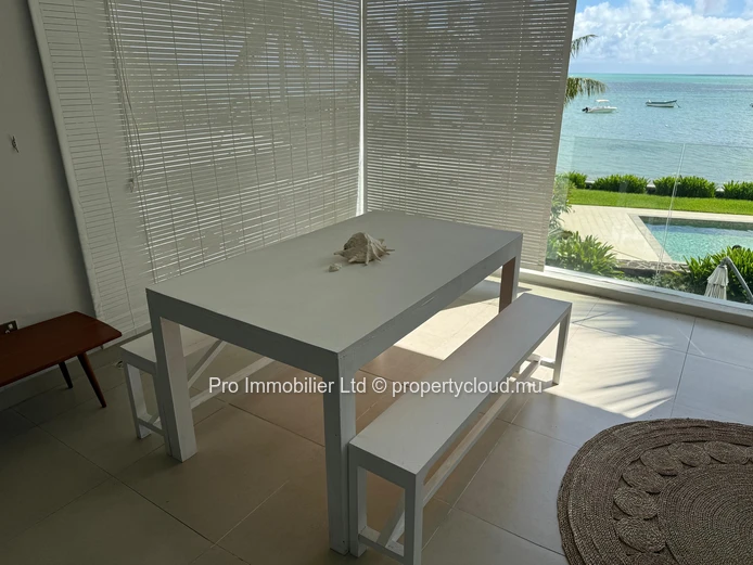 Superbe appartement de 3 chambres en bord de mer à louer à Roches Noires.
