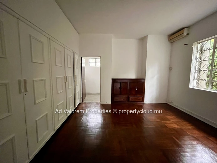 À Vendre : Grande Maison Familiale de Charme – Plein Cœur de Moka | 288 m² habitables • Terrain clos de 2 830,34 m2