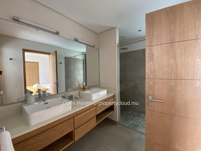 A VENDRE: villa PDS entièrement meublée  -  domaine prisé - 3 chambres en suite - piscine privée sur beau jardin  - s...