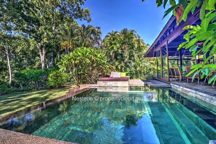 Luxueuse villa moderne avec piscine privée et accès au front de mer