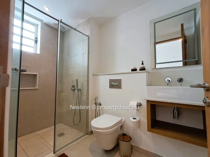 Modern duplex apartment with sea view and beach access