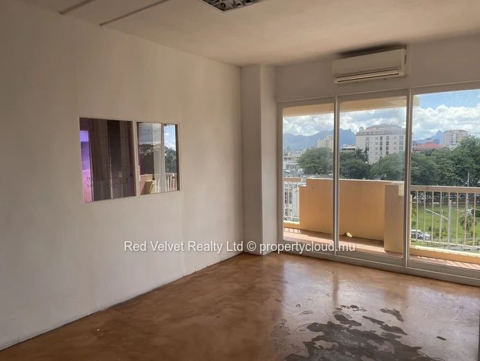 Large 4,000 sqft Office with Wraparound Balcony – Quatre Bornes