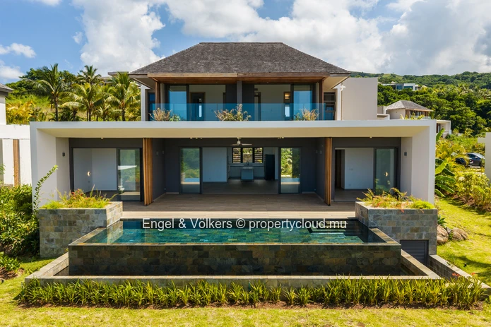 Contemporary Villa in Prestigious Golf Estate