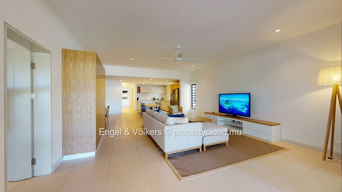 Elegant Waterfront Living with Boat & Skipper Access