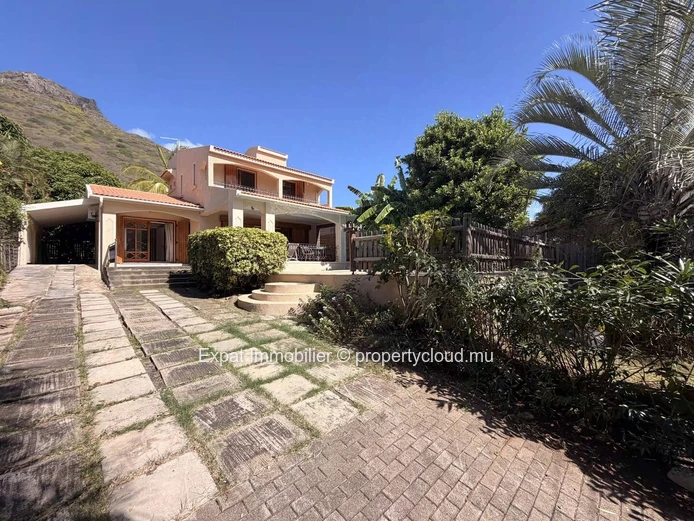 3-Bedroom Family Home with Office, Pool and Mountain Views – For Rent in Tamarin