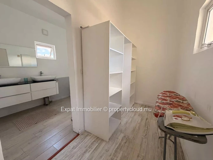 À louer – Triplex 3 chambres dans résidence sécurisée avec piscine à Grand Baie