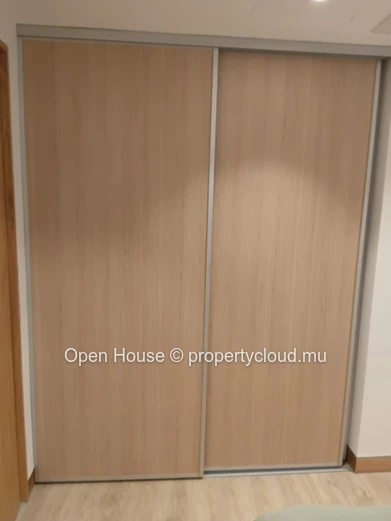 Appartement R+2 à vendre à Grand Baie, 150m², 3 chambres, vue montagne, meublé, climatisé, parking gardé, accessible ...