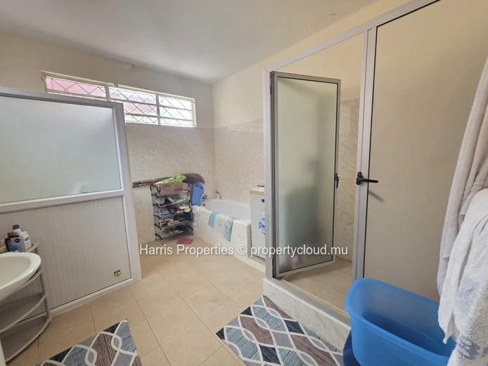 Nice ground floor apartment for rent in Bain Bœuf 
