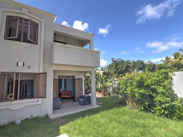 Ground floor apartment of 3 bedrooms, located in between Blue Bay and Pointe D'Esny. 