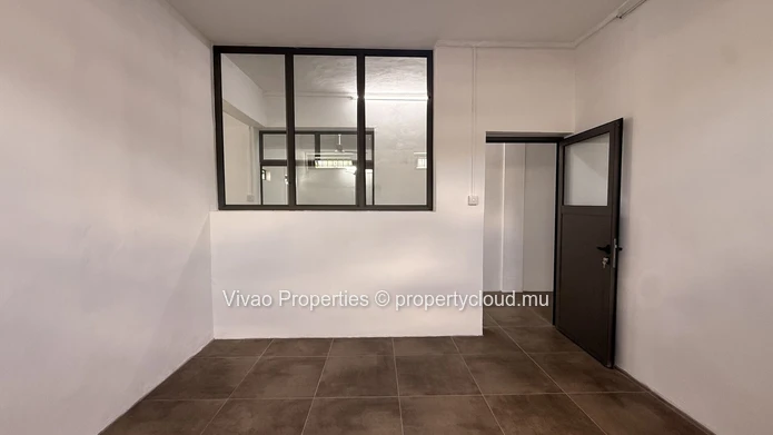 Exclusivité sur route principale au cœur de Port-Louis - Local commercial de 275 m² à louer au premier étage (Mandat exclusif)