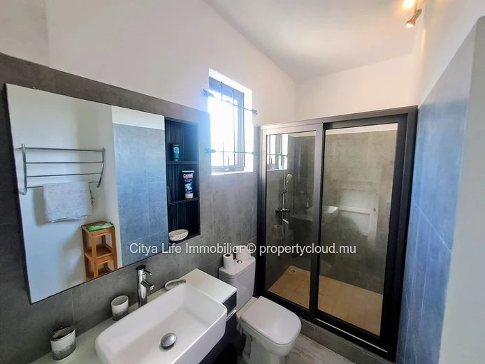 Maison meublée 2 chambres avec bureau à louer à Péreybère