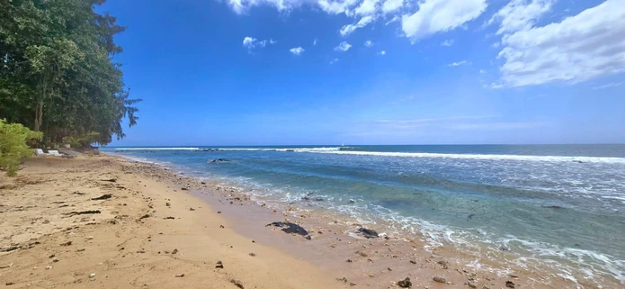 This unfurnished beachfront property on a leasehold land of 1,430 m² (376 toises / 33 perches) located in Tamarin off...