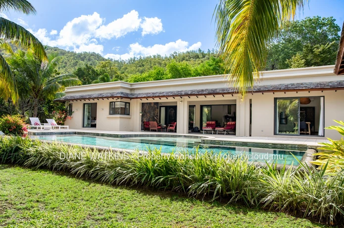 Élégante villa IRS de 4 chambres entourée de luxuriants jardins tropicaux à vendre à Rivière Noire