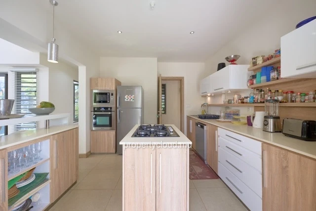 For sale: villa in a prestigious residence accessible to foreigners. Two minutes from the center of Grand Baie.