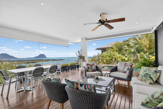Villa RES contemporaine à vendre à Rivière Noire | Vue panoramique sur le lagon bleu