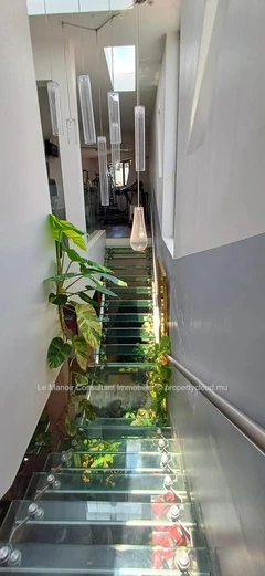 Villa d’Exception Pieds dans l’Eau avec 2 piscines, Accès Direct à la Mer, Business Locatif Actif et Vue Panoramique