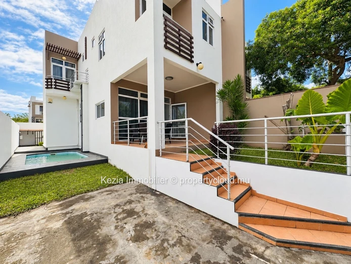 TRIPLEX WITH SWIMMING POOL AND GARDEN Discover this exceptional triplex that perfectly combines comfort and space. Id...