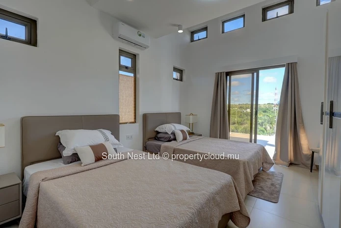 Beautiful villa of 4 bedrooms close to the beach