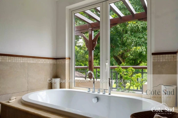 Villa for sale with view of the golf course and forest
