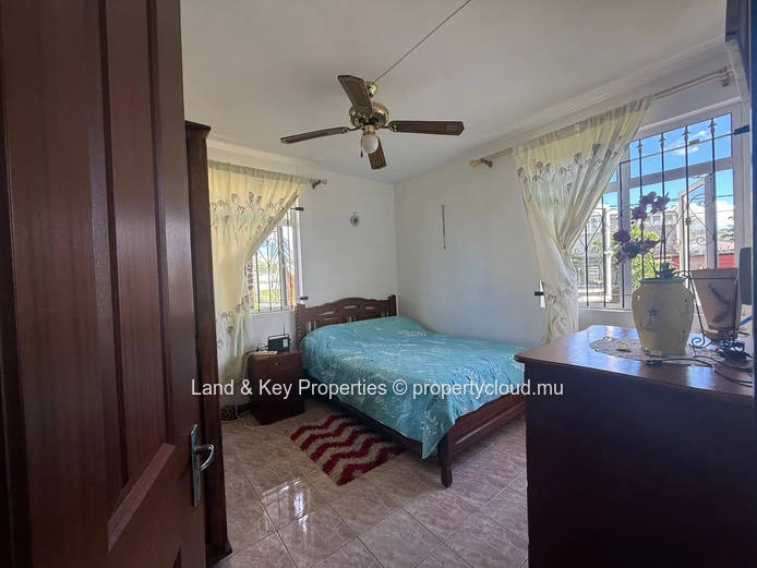 Maison de 6 Chambres à Vendre (Idéale pour 2 Familles) – Buckingham, Rose Hill