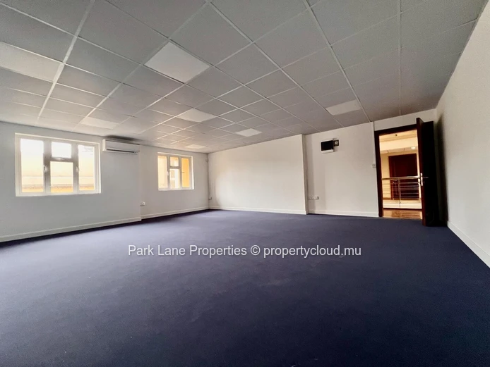Espace de bureau disponible à Quatre Bornes – Idéal pour un démarrage d'entreprise immédiat