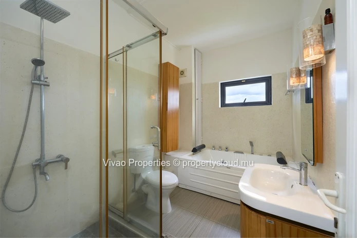 Villa en face de la plage à louer à Belle Mare, 279m², 4 chambres, piscine privée, vue mer, Rs 95 000.