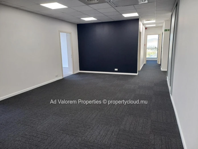 Découvrez cet espace de bureaux professionnels de 398 m² situé au 12? étage d'un immeuble prestigieux à Ébène!