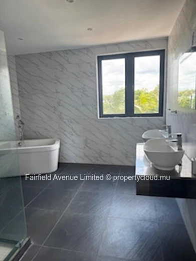 Stunning 4-Bedroom House in Roches Noires with Spacious Garden and Close to Amenities - Don't Miss Out!