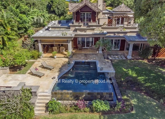 Superbe villa avec vue imprenable sur le golf à vendre dans un domaine sécurisé à Bel Ombre, Ïle Maurice
