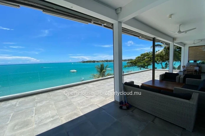 Beachfront penthouse, 4 bedrooms, 4 bathrooms, swimming pool, sea view. Grand Baie. Local market only