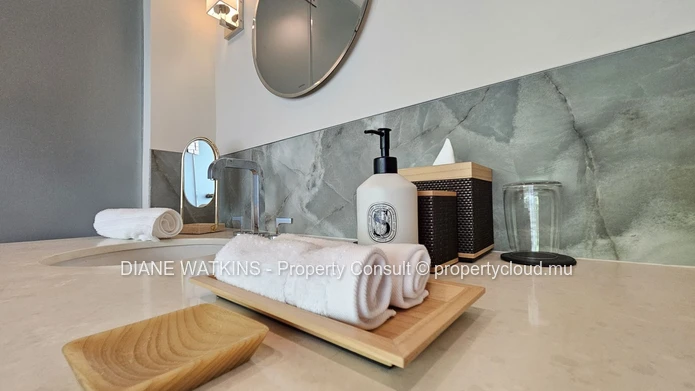 Contemporary Luxury Villa for Sale in Prestigious Golf Estate