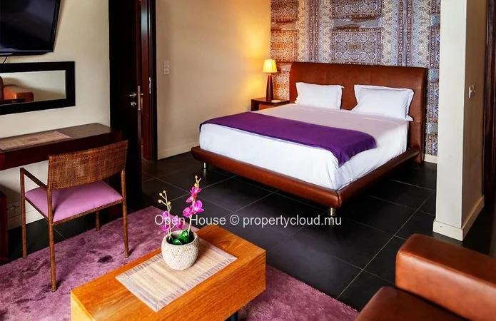 Contemporary villa facing the sea, with beach access, 3 ensuite bedrooms, swimming pool, and gym.