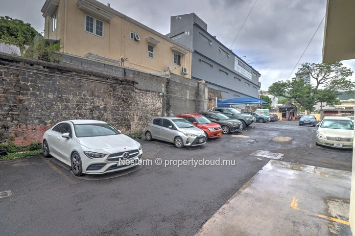 Commercial space of 158 m² on the ground floor