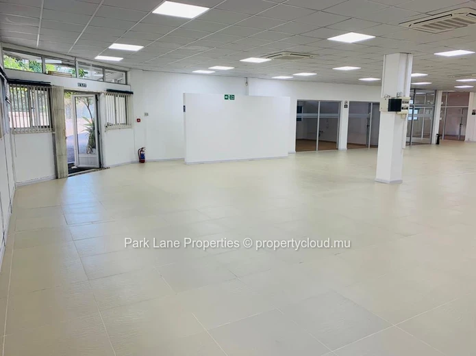 Batiment commercial avec retour locatif stratégiquement situé à Phoenix