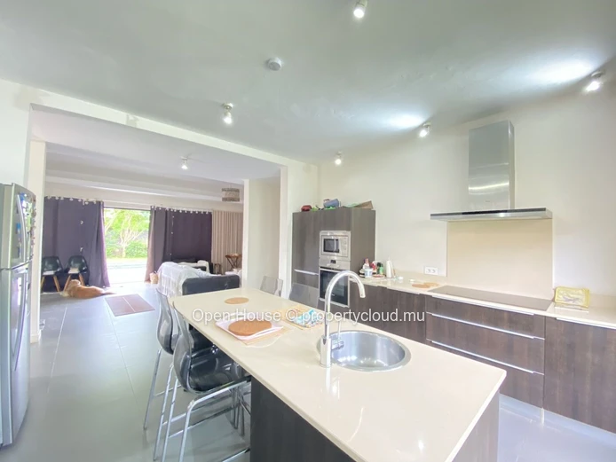 Villa PDS à vendre à Péreybère, 221m² habitables, terrain de 681m², 3 chambres + 1 bureau, piscine privée, 1 garage e...