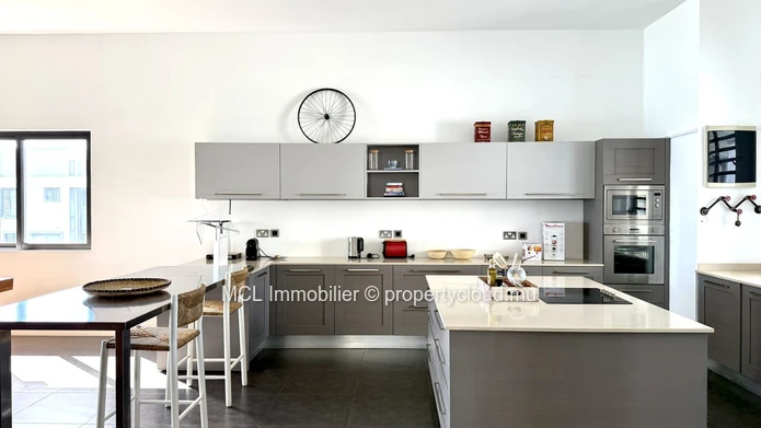 Luxury Beachfront Penthouse, Pereybere.