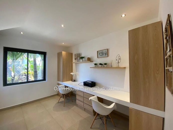 Villa d'architecte de 400m2, terrain de 1210m2, 5 chambres en suite dont master, mezzanine, piscine, magnifique jardi...