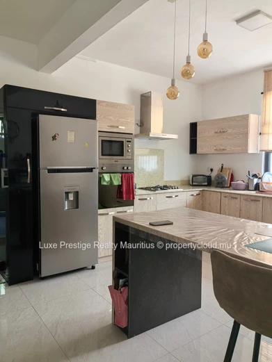Appartement meublé 3 chambres en rez-de-chaussée à Mont Choisy – 10 minutes à pied de la plage  Rs 45 000 par mois | ...