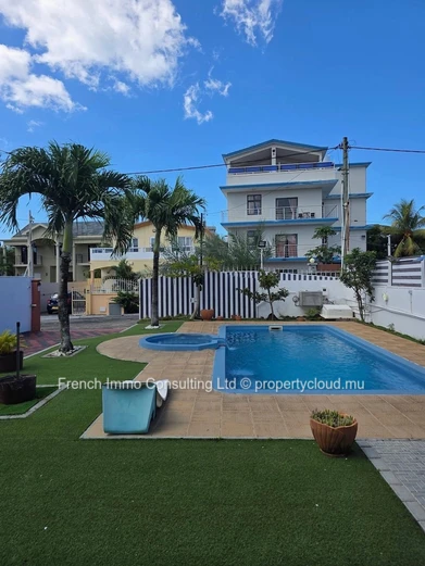 Villa de 5 chambres et bureau avec jardin et piscine a pereybere
