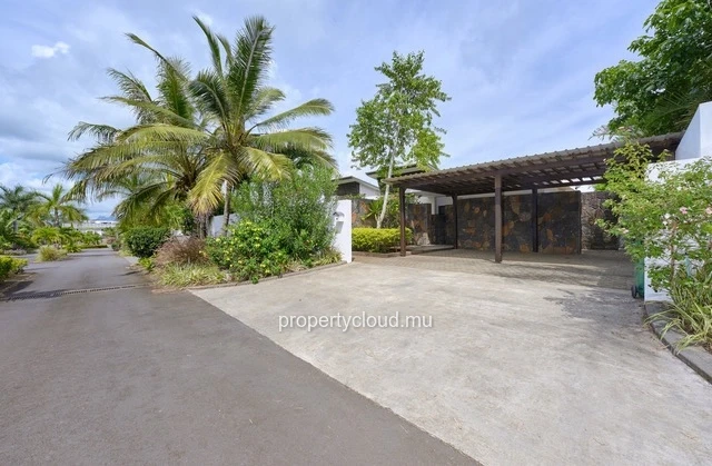 A vendre villa 3 chambres accessible aux etrangers emplacement idéal à La Salette, Grand Baie.