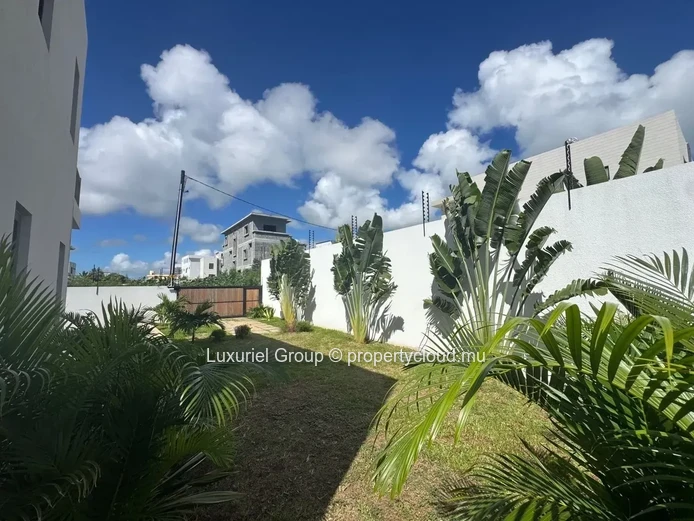 New Build Villa in Péreybère with En-Suite Bedrooms 