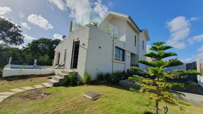 Maison entièrement sécurisée à vendre à Flic en Flac. (Mandat exclusif)