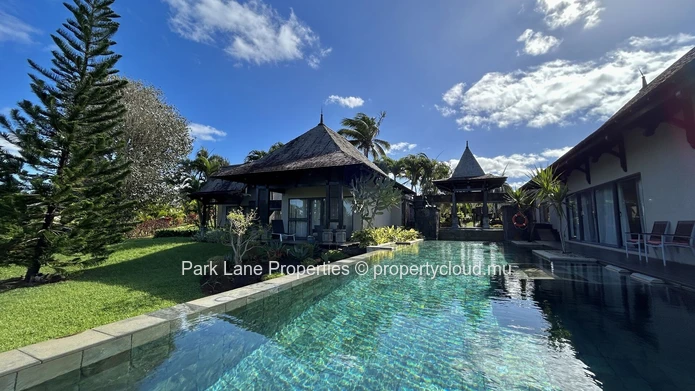 Villa de 4 chambres de style balinaise avec piscine débordante et accès à la plage