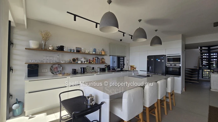 Magnifique penthouse en duplex avec vue panoramique sur l'océan – 3 chambres + bureau – Pointe aux Canonniers
