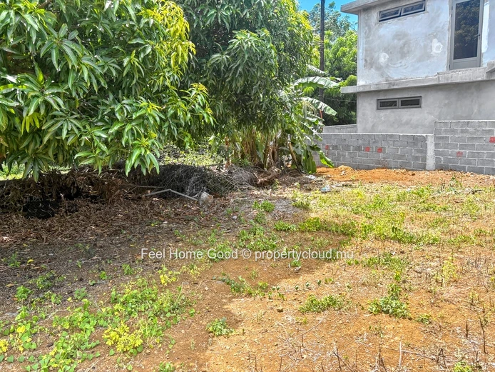 Belle Opportunité : Terrain en Coin avec Maison Inachevée à Vendre à Grand Gaube