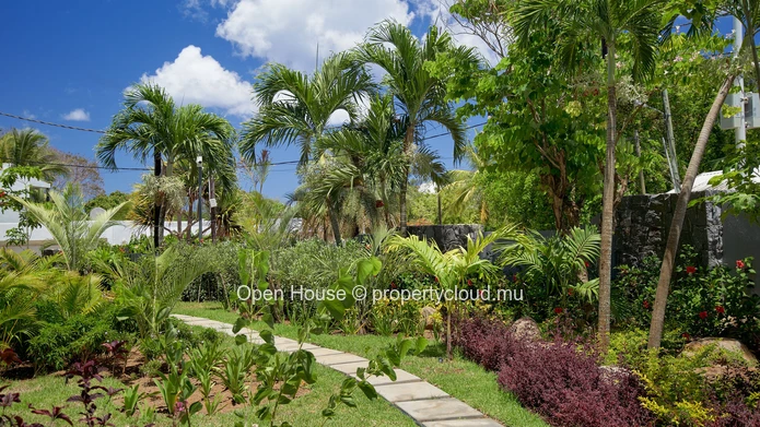 FOR SALE - Apartment R+2 - Pointe aux Canonniers - 3 bedrooms, communal pool, close to the beach - accessible to fore...