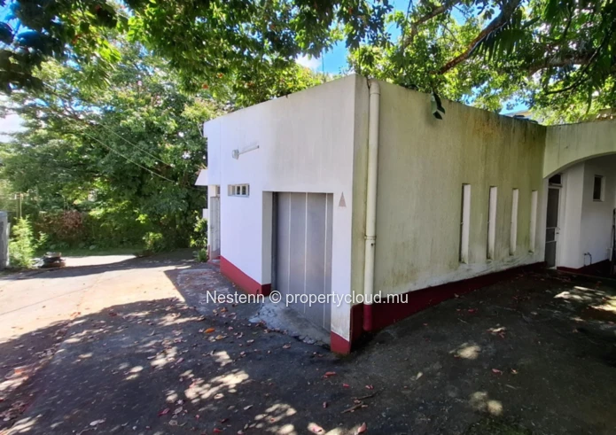 Commercial property with residential potential 
