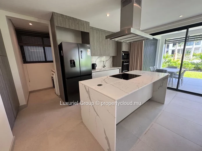Modern Ground-Floor Apartment with Large Veranda and Pool