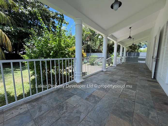 Spacious 5-Bedroom Villa with Swimming Pool – Pereybère